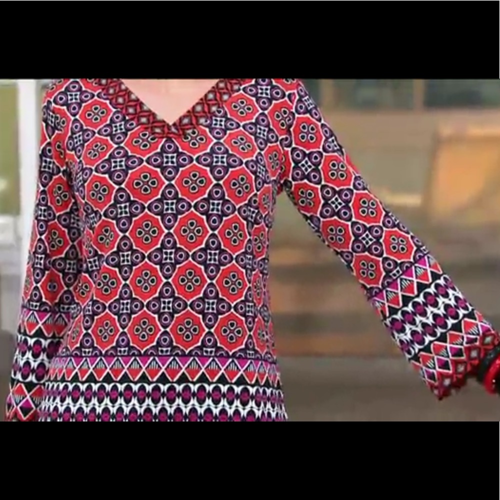 NWT - Bob Mackie Bracelet Sleeve V-neck PrintedTop